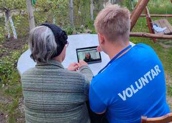 People are happy that they can consult a medical specialist through telemedicine, say  Ana and Radu, volunteers from Moldova